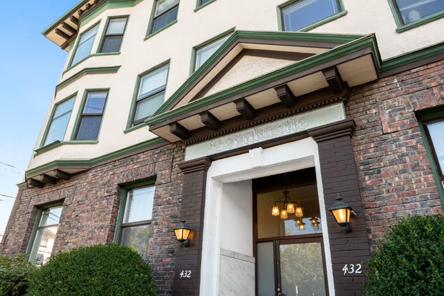Bernkastle entrance with bay windows